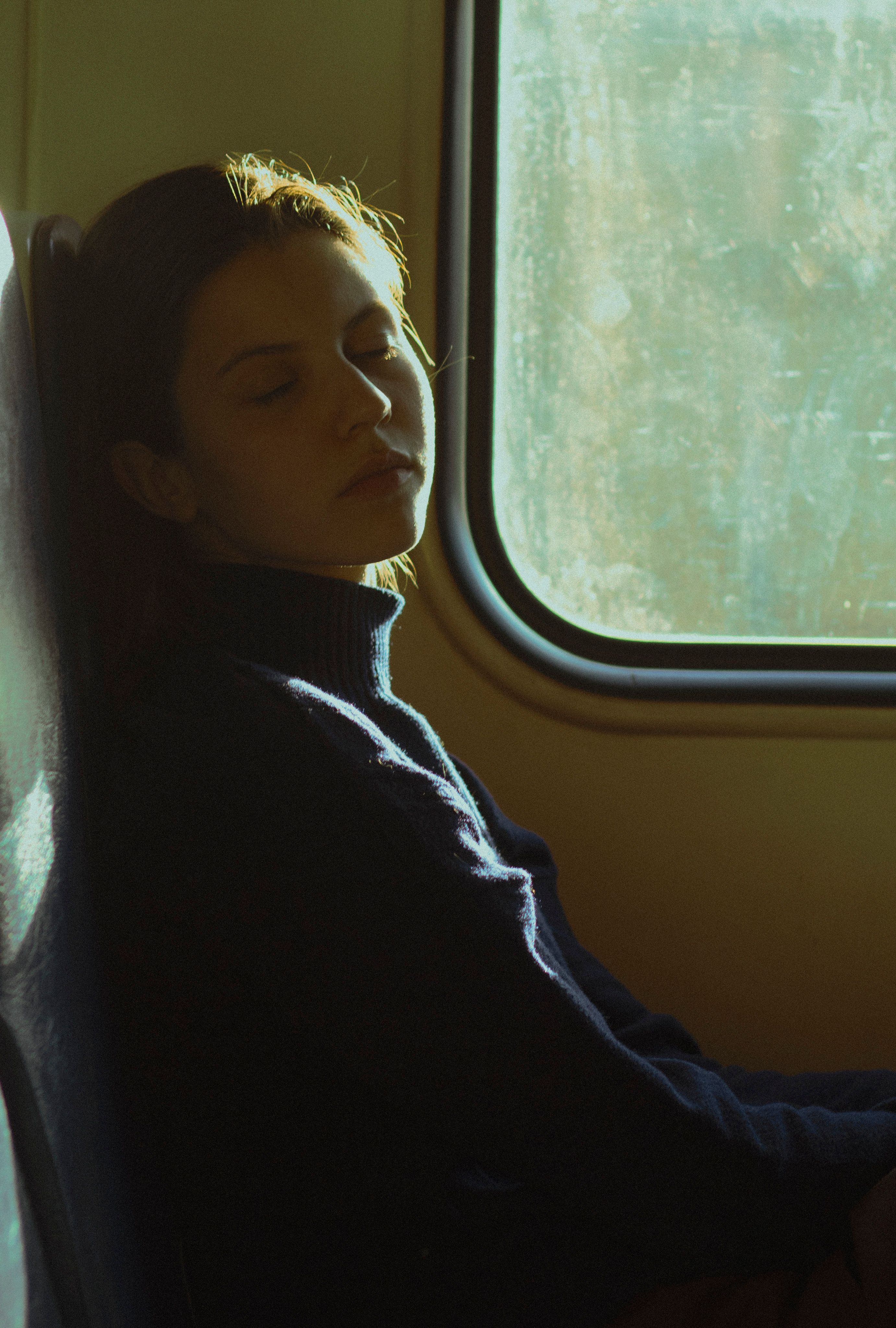 Een meisje dat rustig ligt te slapen op de trein.